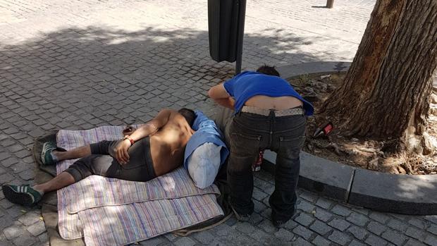 El Ayuntamiento acuerda con vecinos y comerciantes del Pumarejo reforzar la limpieza y la vigilancia policial