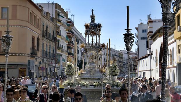 Las buenas temperaturas dan luz a los Corpus de los barrios de Sevilla 2018