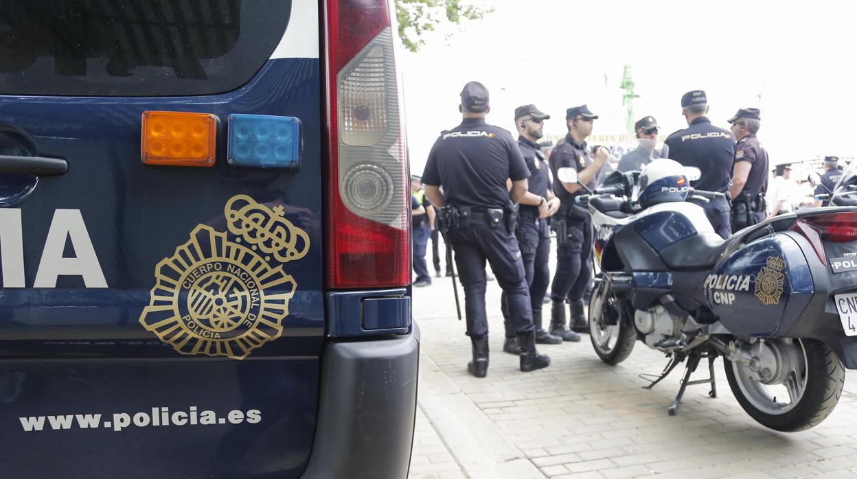 Policías nacionales junto a uno de sus furgones