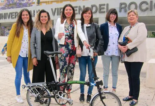 Un grupo de mujeres trasplantadas posan con una bicicleta