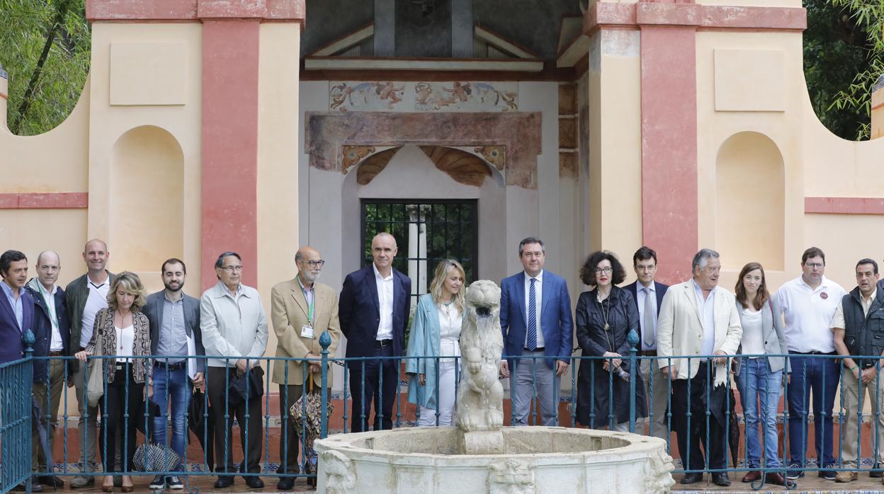 El alcalde, en el centro, presentando la rehabilitación del Cenador del León