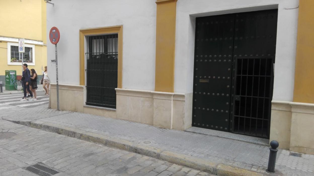 Cancela en un portón de la calle San Vicente