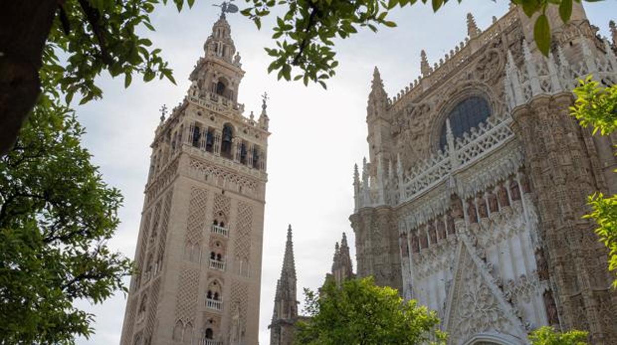 La cara oeste de la Giralda ya restaurada