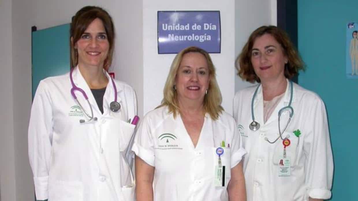 La enfermera Laura Font, en el centro, flanqueada por las neurólogas María Fernández, a su derecha, y Carmen Fernández