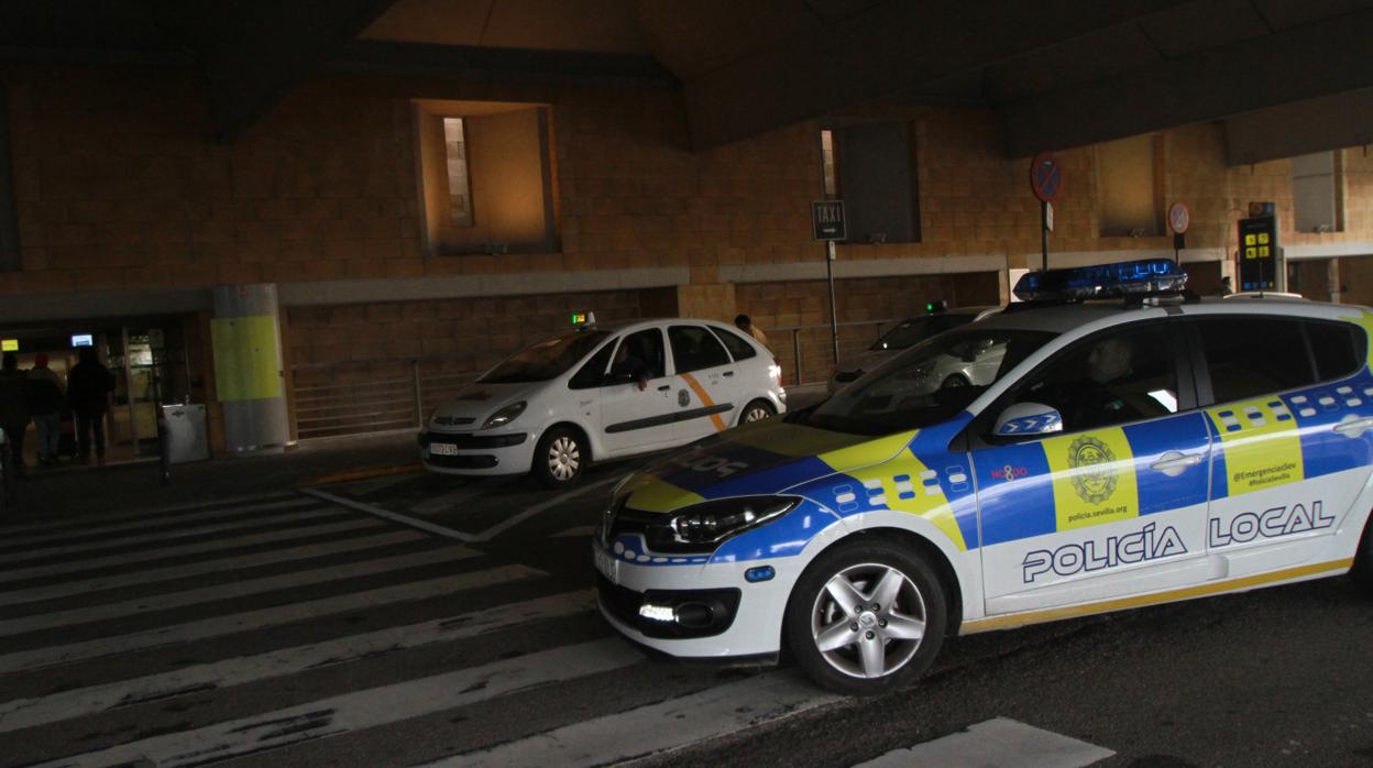 Policía Local en la parada del aeropuerto