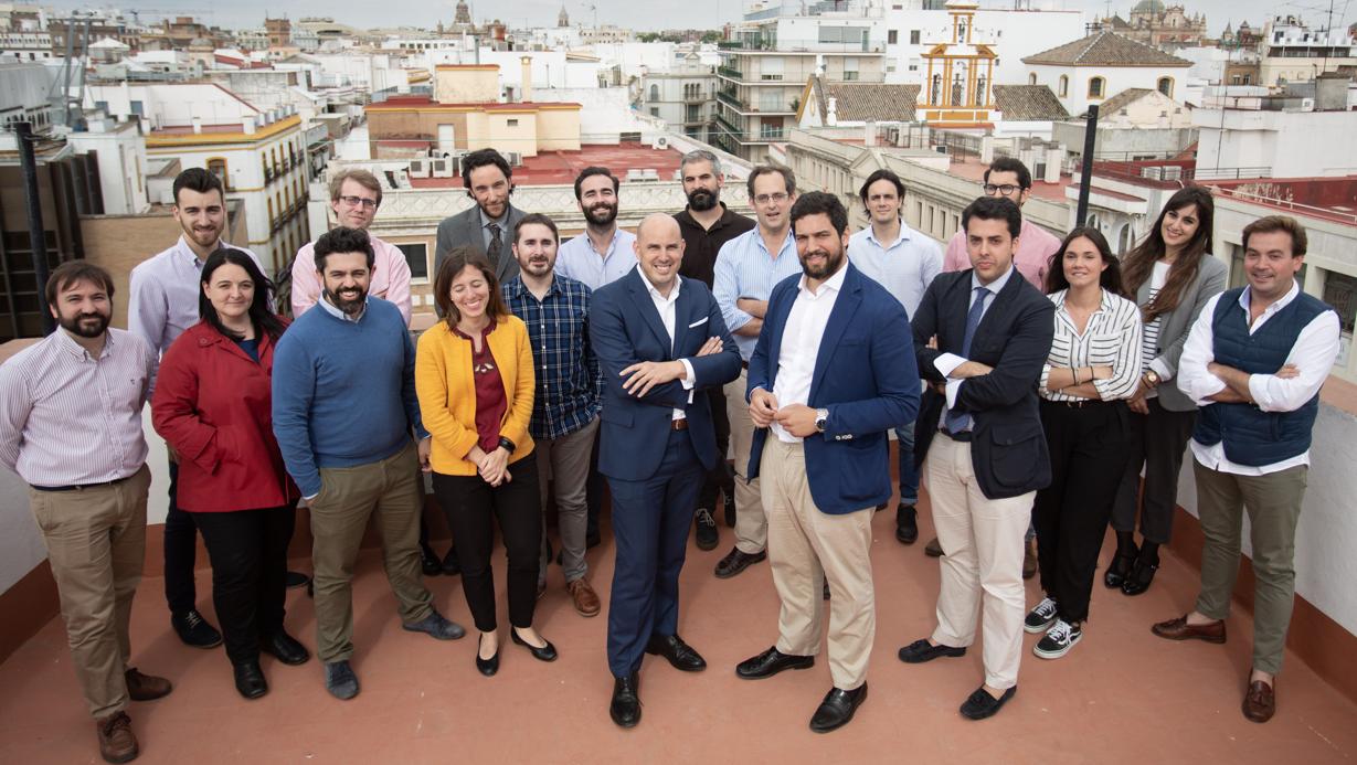 Foto de familia de los profesionales del estudio sevillano T-10