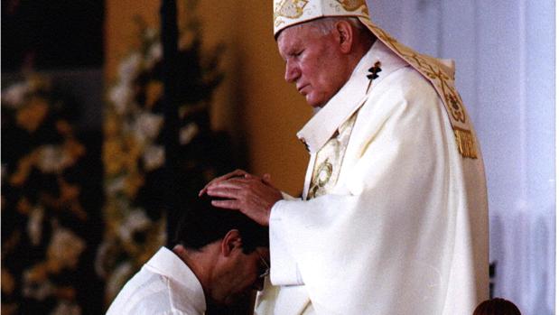 «Cómo un Papa de la Iglesia Católica iba a ordenar a un curilla de un pueblo de la Sierra Norte de Sevilla»