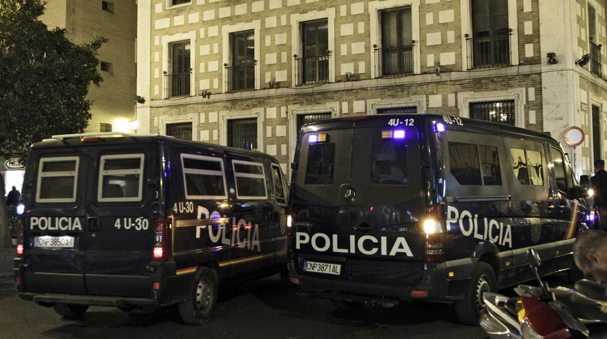 Furgones de la Policía Nacional en el centro de Sevilla