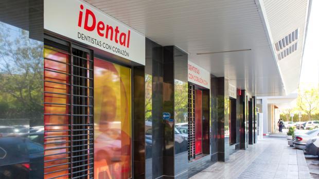 Nueva querella de otros 125 afectados contra iDental en Sevilla