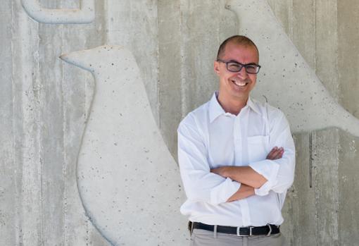 El arquitecto Gabriel Verd, a la entrada del colegio