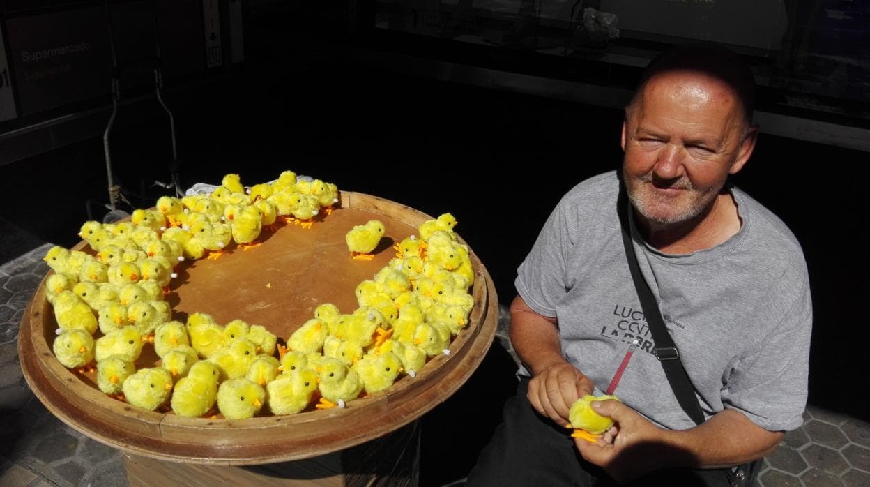 Juan Bayés vende pollos desde hace más de quince años