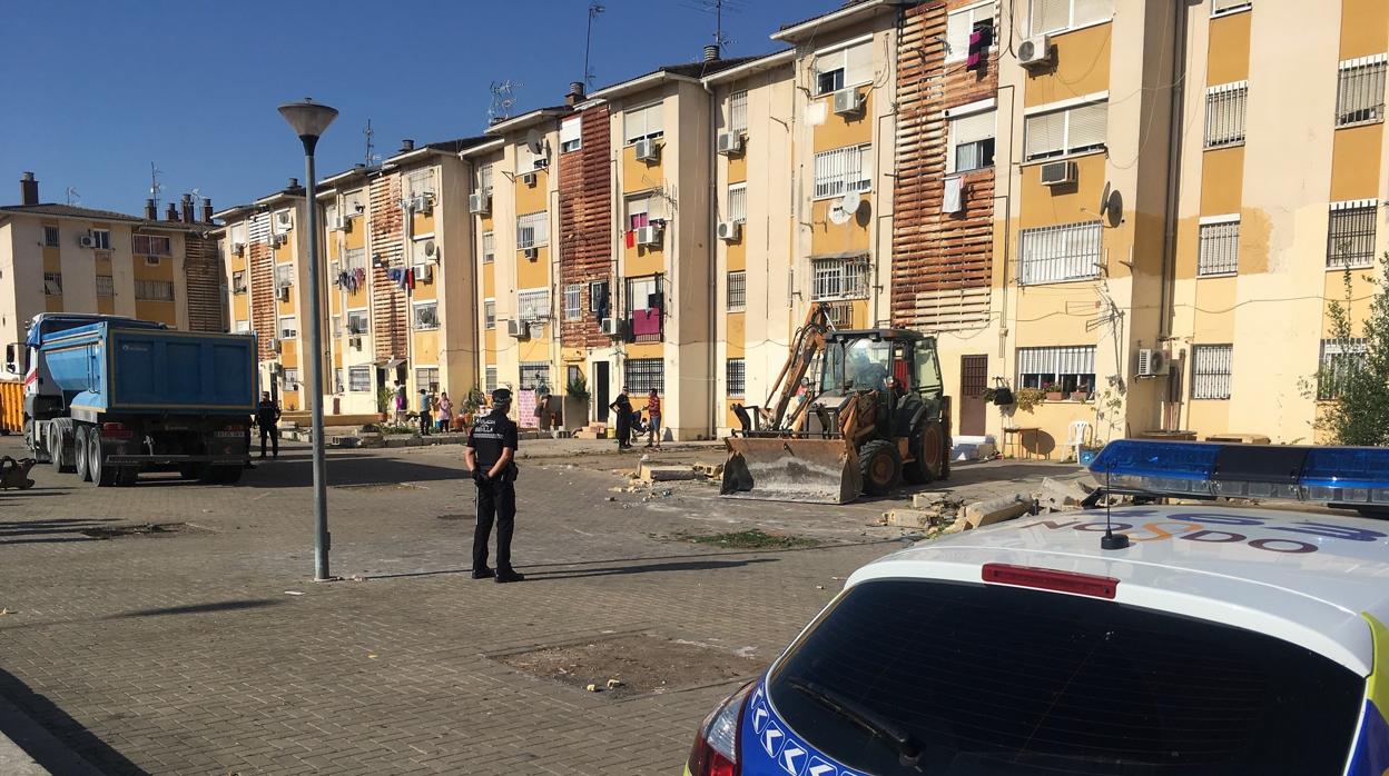 Agentes de la Policía Local vigilan las obras de demolición de los patios ilegalels