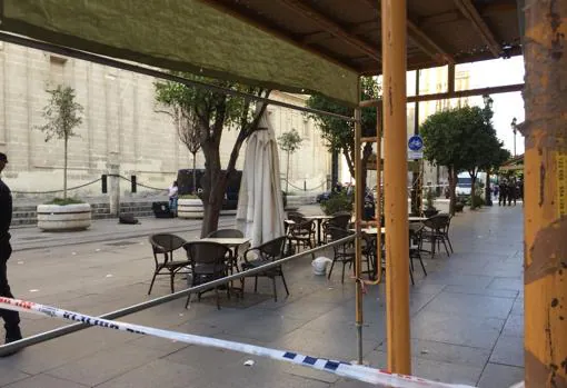 Una maleta sospechosa obliga a acordonar parte del entorno de la Catedral de Sevilla