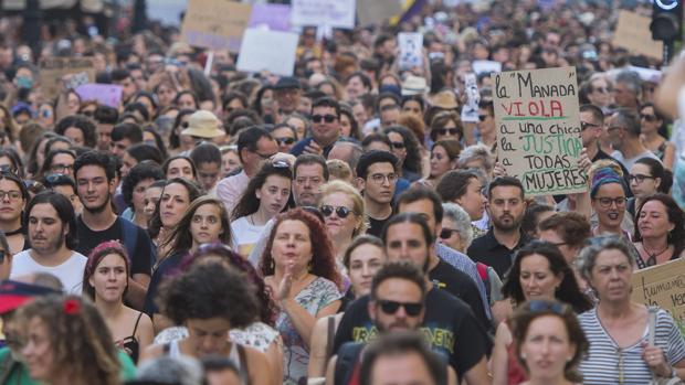 Miles de personas se concentran en Sevilla contra la puesta en libertad de la Manada