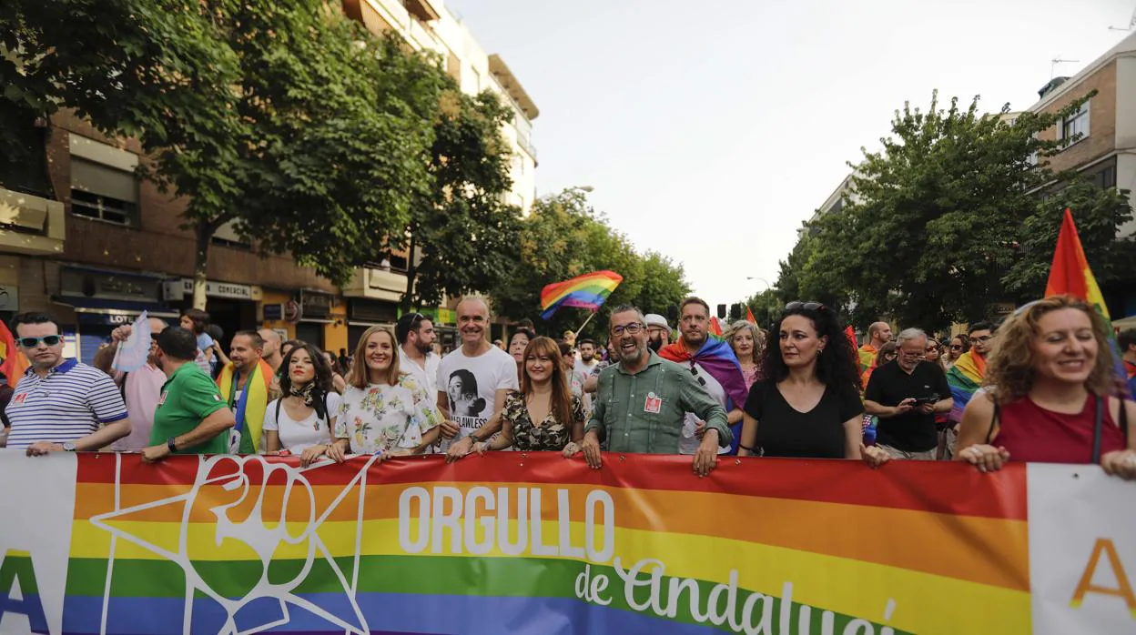 Representantes políticos en la manifestación del orgullo gay en Sevilla