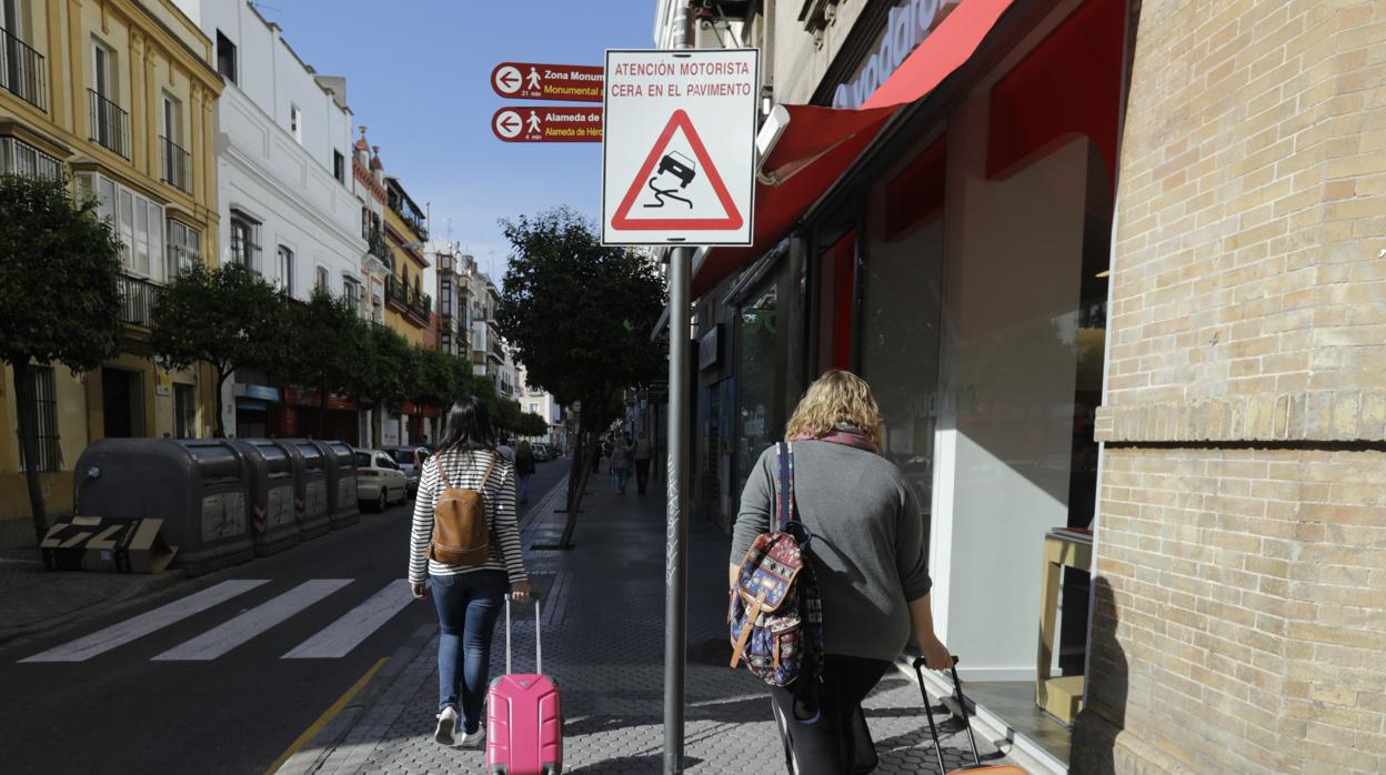 Dos turistas en la calle Feria