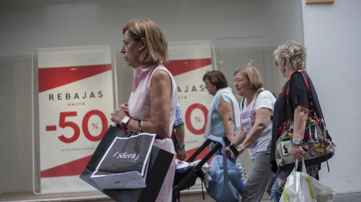 Un escaparate de un comercio del Centro anuncia rebajas del 50 por ciento