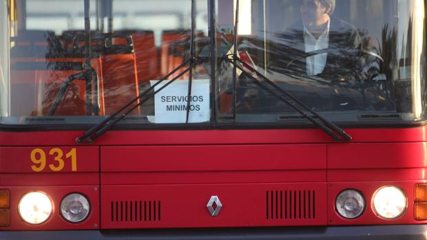 El tribunal de las oposiciones de Tussam en Sevilla valida el examen sin las preguntas anuladas