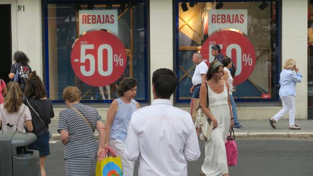 Principio de acuerdo entre los sindicatos y la patronal del comercio tras la huelga en Sevilla