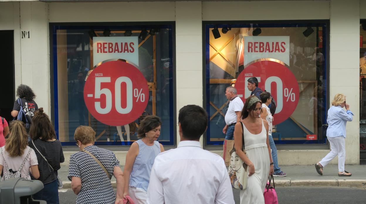 Las rebajas de verano atraen a muchos consumidores a los comercios