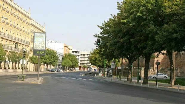 La calle Muñoz León, desierta por las altas temperaturas