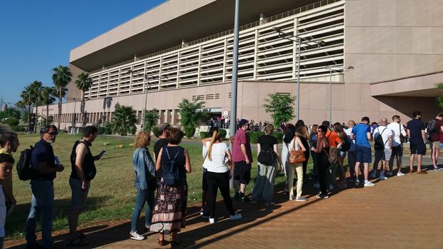 Enormes colas para participar en el casting de «La Peste» en Sevilla, que busca 2.500 figurantes