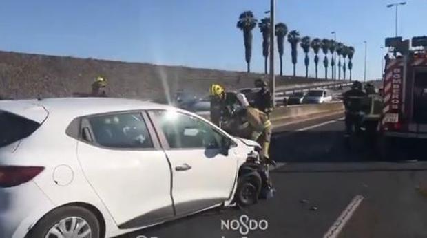 El vuelco de un coche en el Puente del Centenario deja un herido