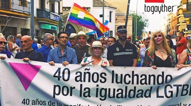 Un policía local de Sevilla participa con el uniforme en la marcha del Orgullo Gay