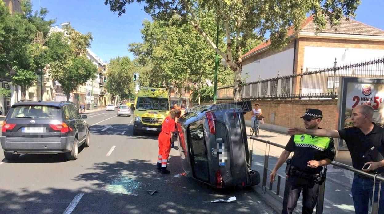 Coche volcado en la Resolana