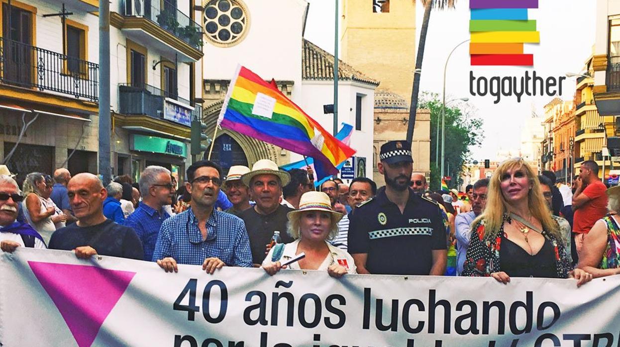 El policía local de Sevilla uniformado, en el centro de la pancarta del Orgullo Gay