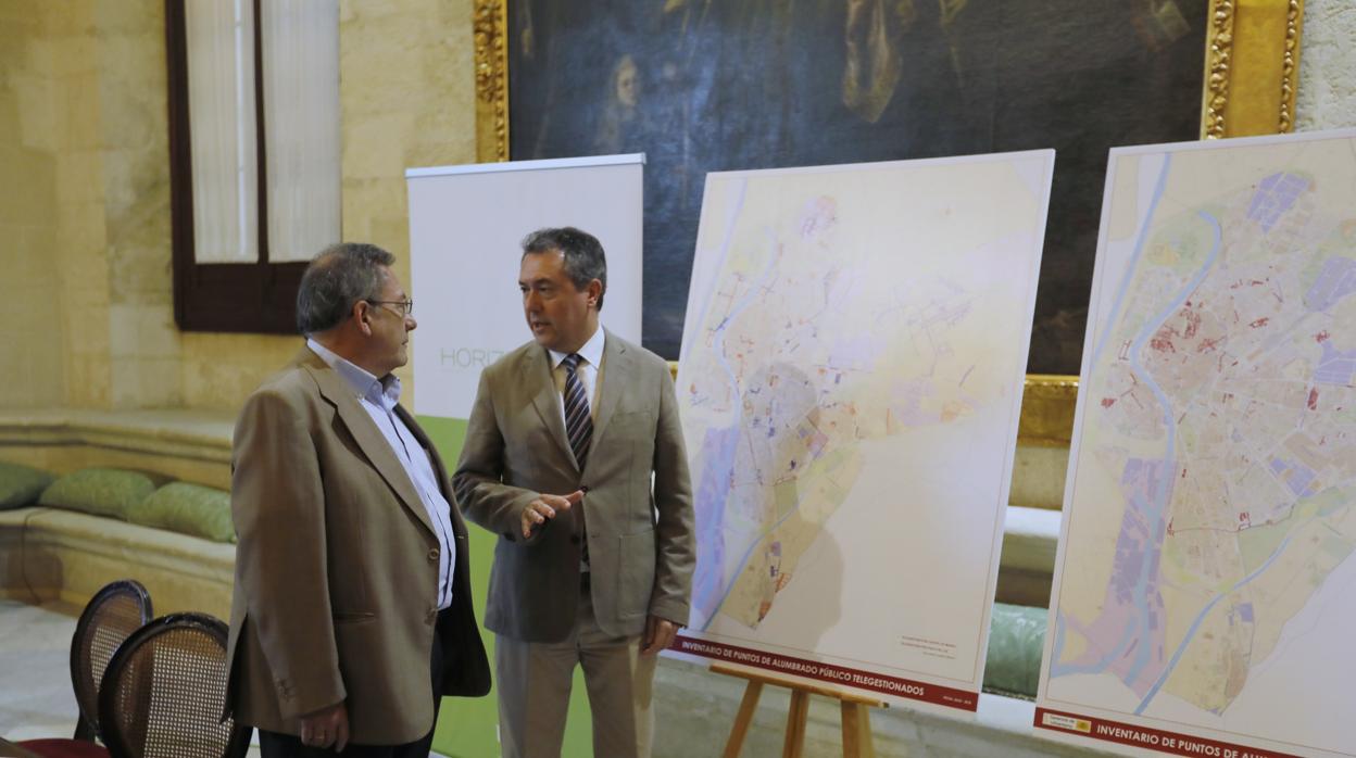 El alcalde, Juan Espadas, conversa con el gerente de Urbanismo, Ignacio Pozuelo, en el Ayuntamiento