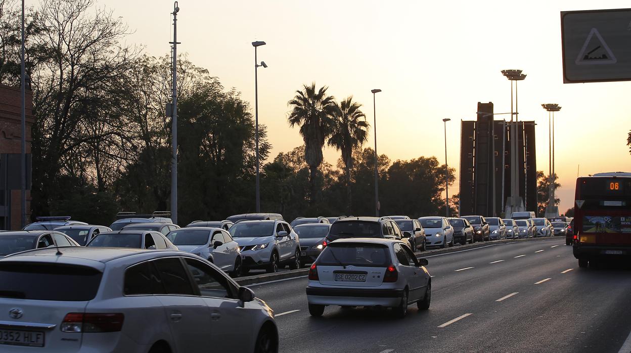 Atasco en el puente de las Delicias de Sevilla