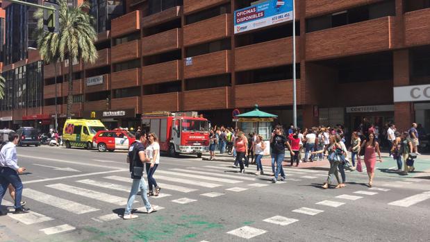 Un aparatoso incendio en un parking de República Argentina obliga a desalojar a los trabajadores