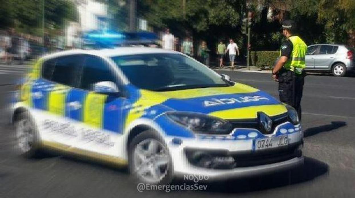 Imagen de archivo de un coche patrulla de la Policía Local de Sevilla