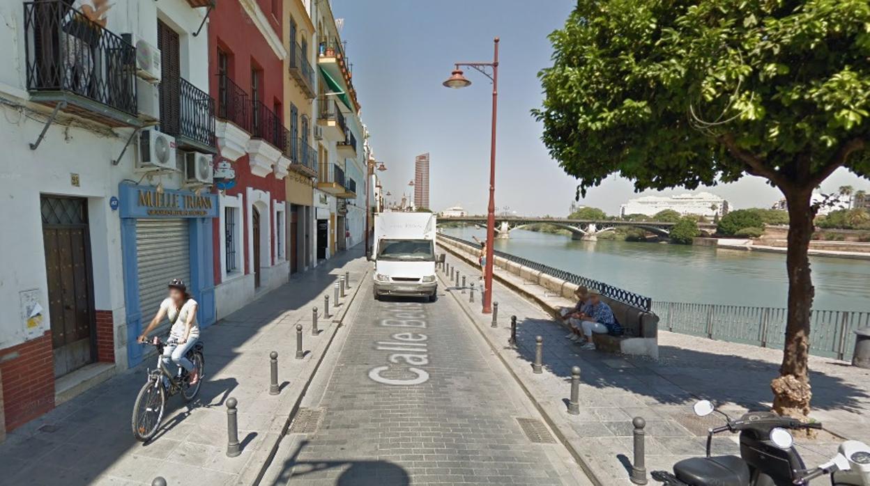 Denunciado un restaurante de la calle betis con ocho mesas y 32 sillas sin licencia