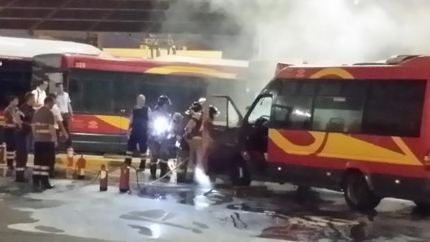 Un microbus sale ardiendo en las cocheras de Tussam de la Avenida Andalucía