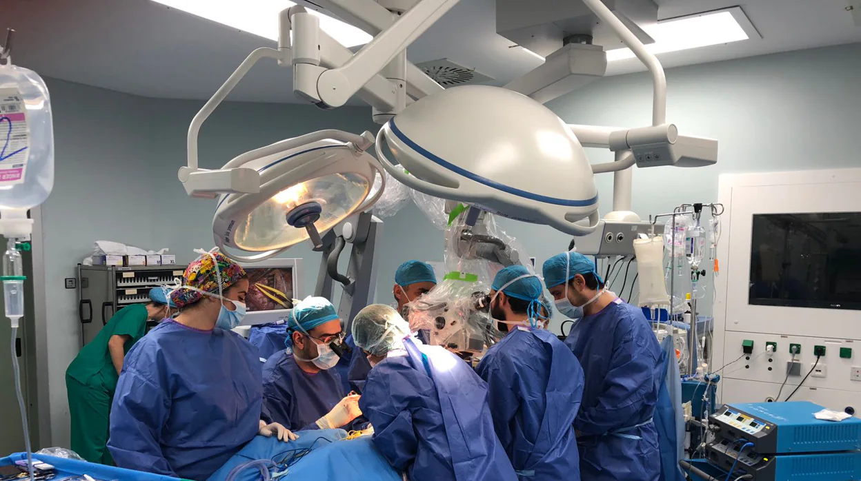 El equipo del doctor Sicilia de Viamed Santa Ángela de la Cruz: Doctores Galache, López, Altabella y Artura