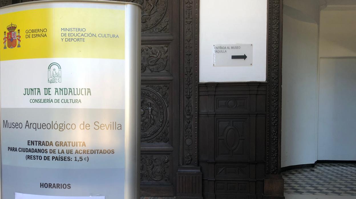 Imagen del pasado domingo de la puerta del Museo Arqueológico de Sevilla mientras permanecía cerrado