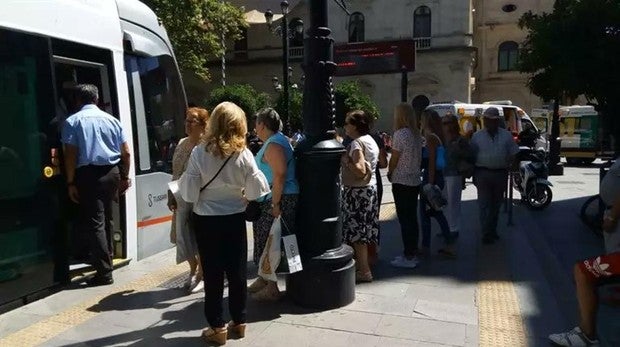 Un hombre sufre un infarto en el interior del tranvía en la zona de Plaza Nueva en Sevilla