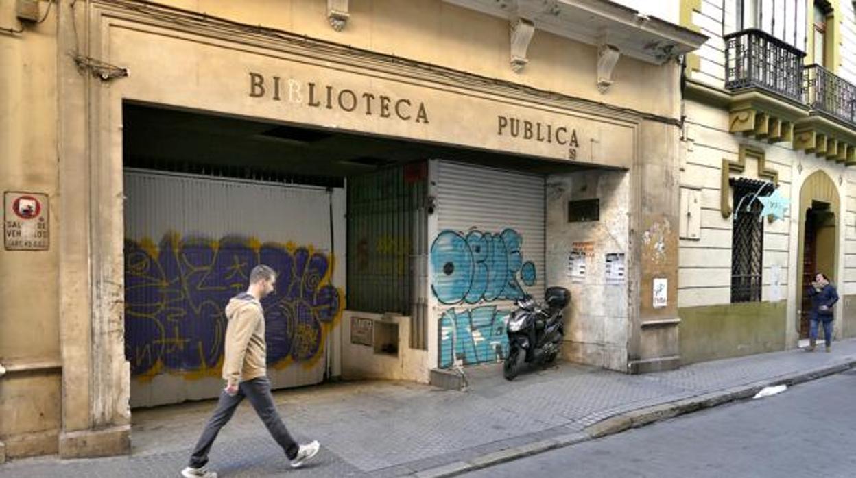 La antigua biblioteca pública, cerrada en la calle Alfonso XII