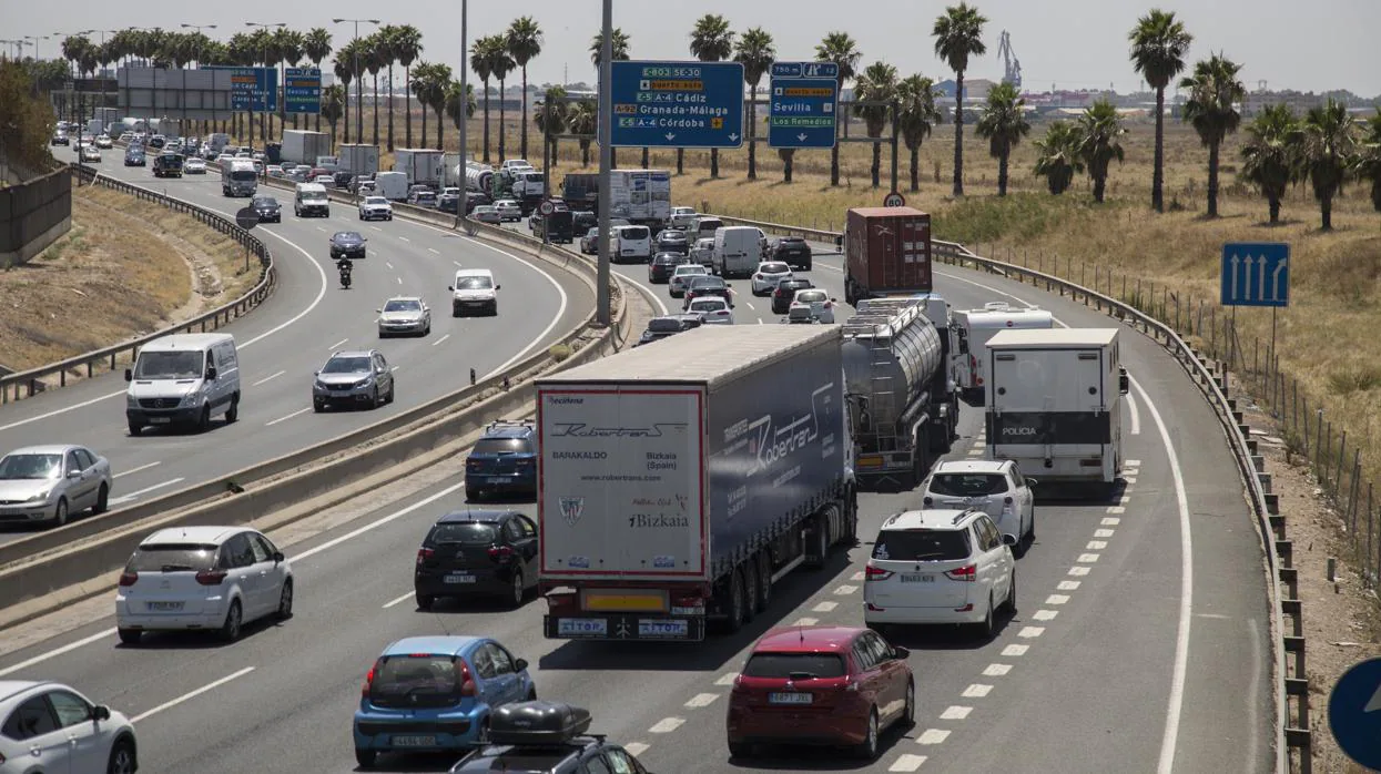 Colas de coches en las salidas hacia Cádiz y Huelva (Foto de archivo)