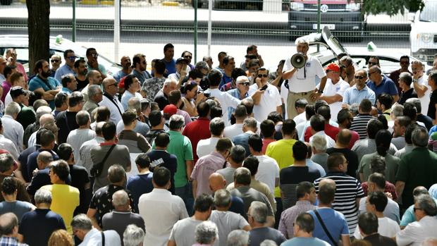 Los taxistas de Sevilla desconvocan su huelga tras la cancelación nacional