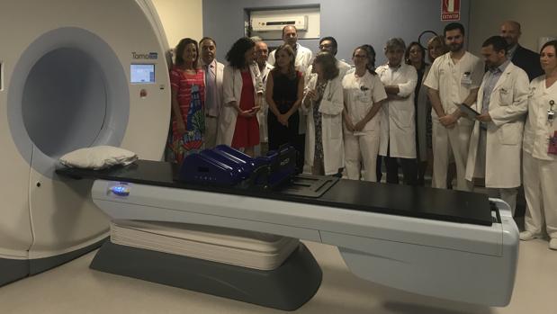 El equipo de tomoterapia del Virgen del Rocío tratará a cerca de 400 pacientes con cáncer al año