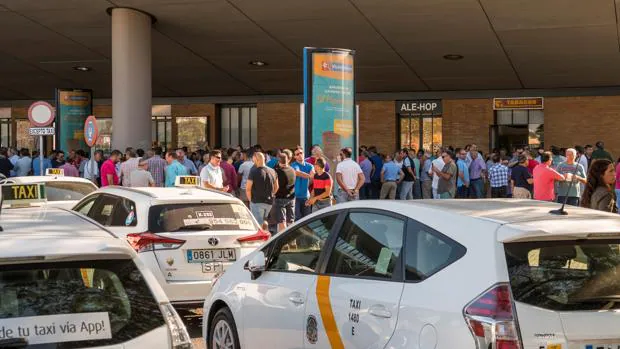 El conflicto de los taxis compete al Gobierno, según la Junta de Andalucía