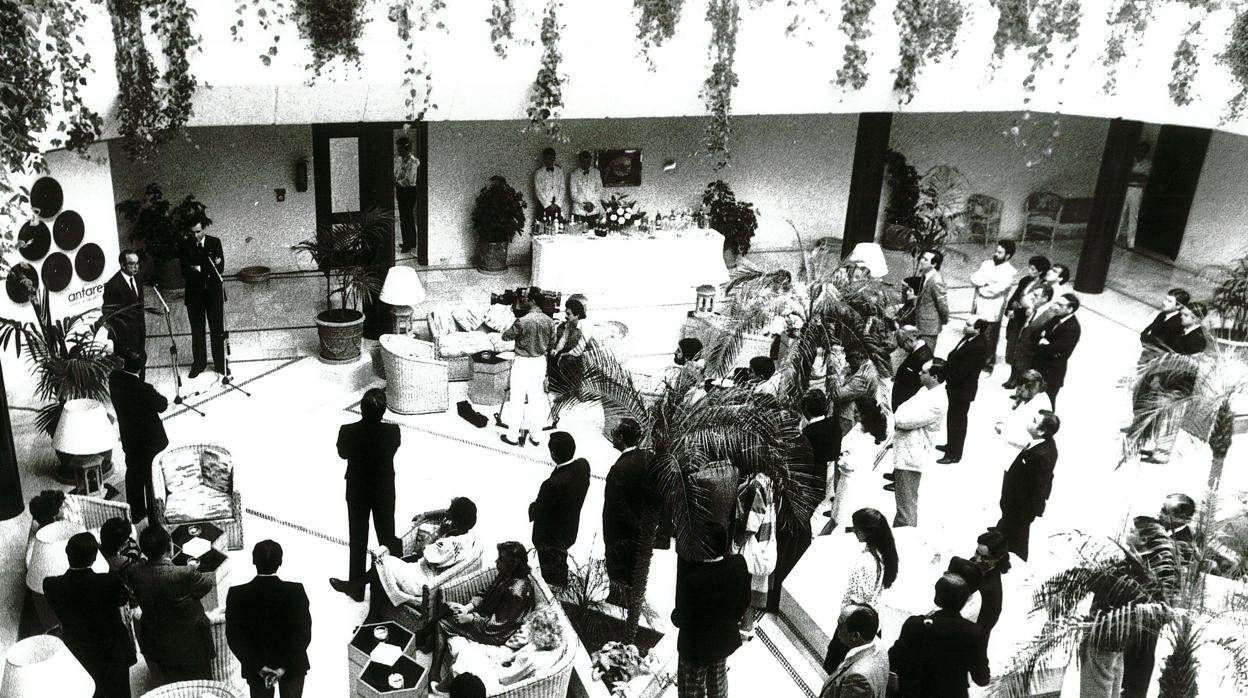 Una de las conferencias en el patio de Antares en 1991
