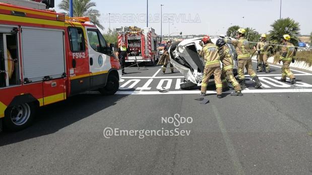 Espectacular colisión entre un coche y una furgoneta en la Glorieta de los Descubrimientos de Sevilla