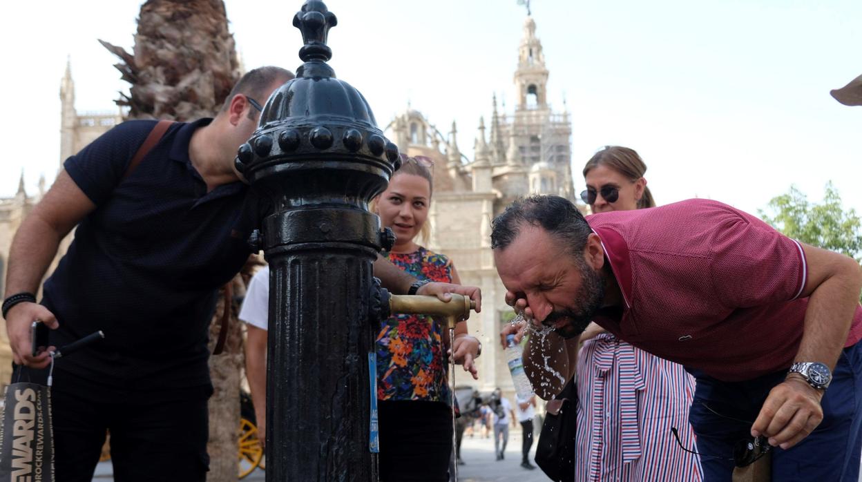 Cualquier sitio es bueno para refrescarse en Sevilla