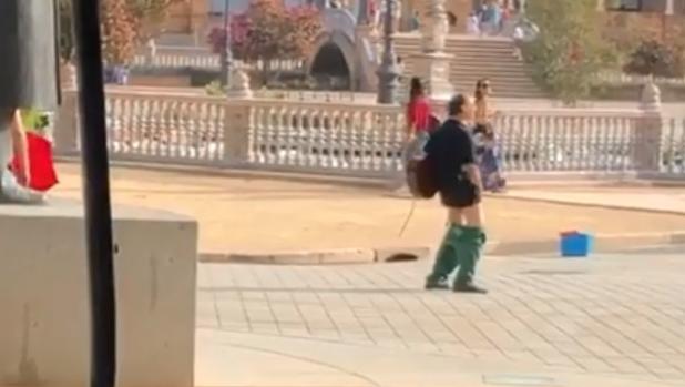 Detenido por desnudarse en la Plaza de España y causar una espantada entre los turistas