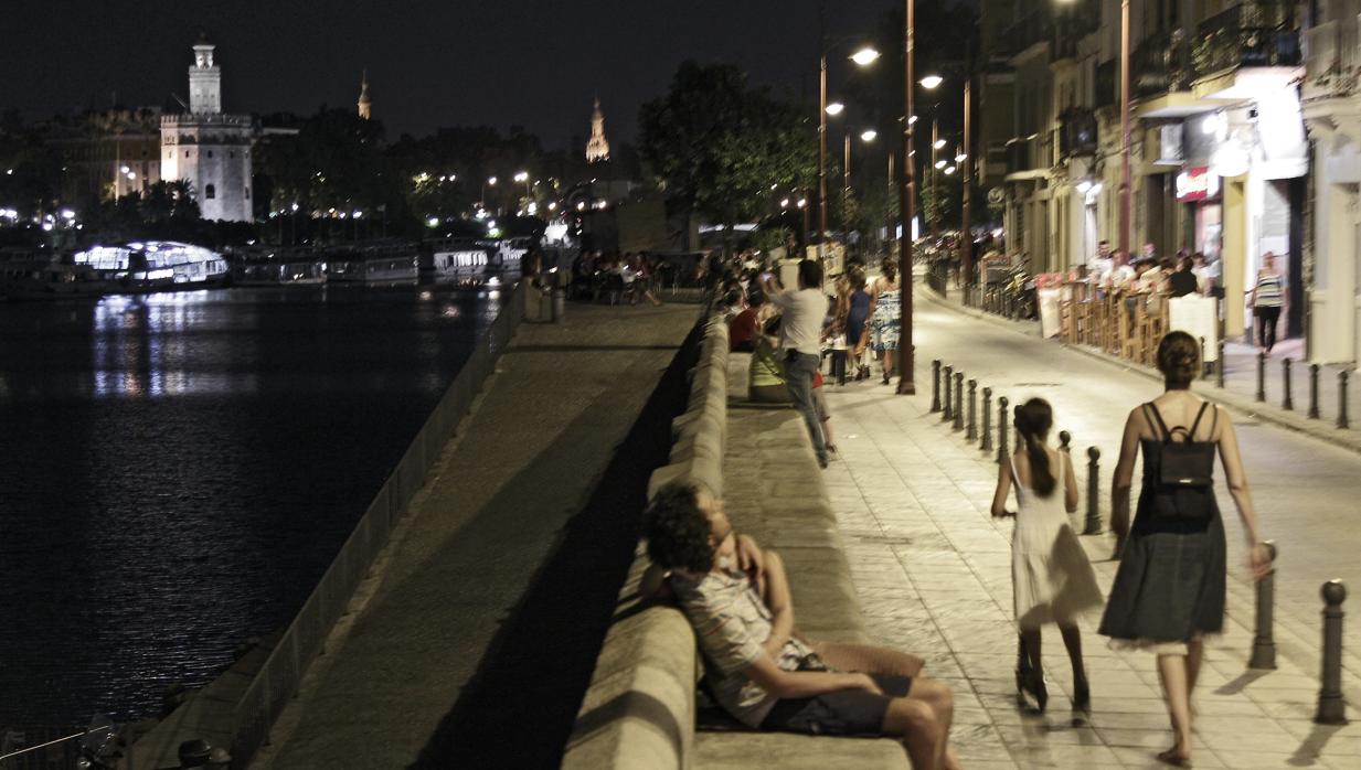 Noche de calor en la calle Betis