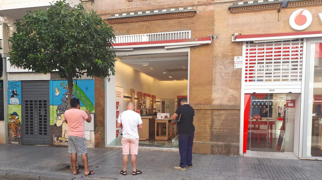 Roban en una tienda de teléfonos de la Macarena en Sevilla